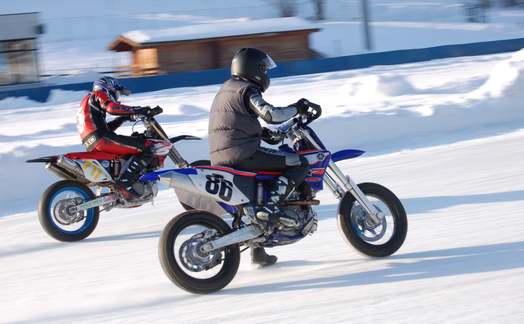 Sorpasso motard su ghiaccio