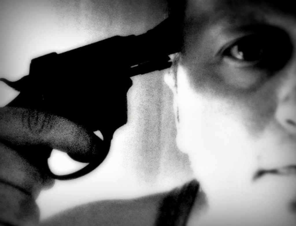 Autoritratto con revolver