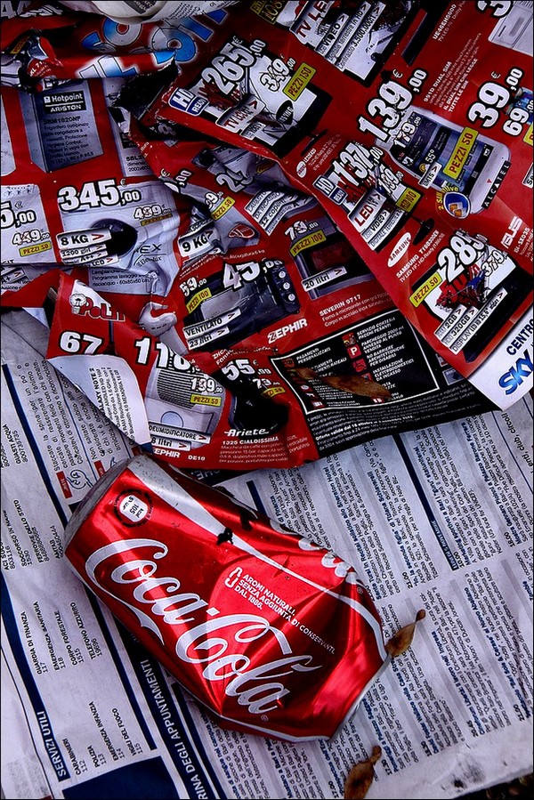 Uno spaccato urbano: cartacce e Coca