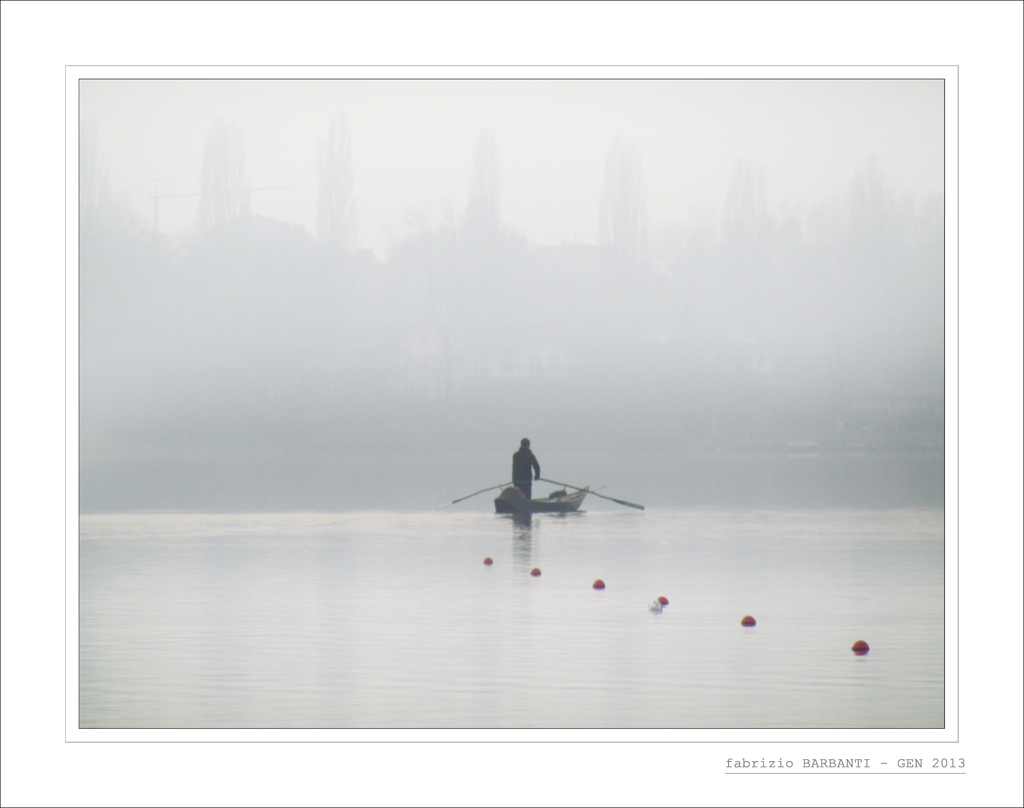 in barca sul lago nebbioso