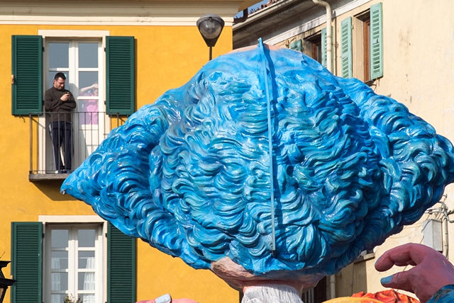 ..devo chiudere c'� uno strano tipo che punta qui