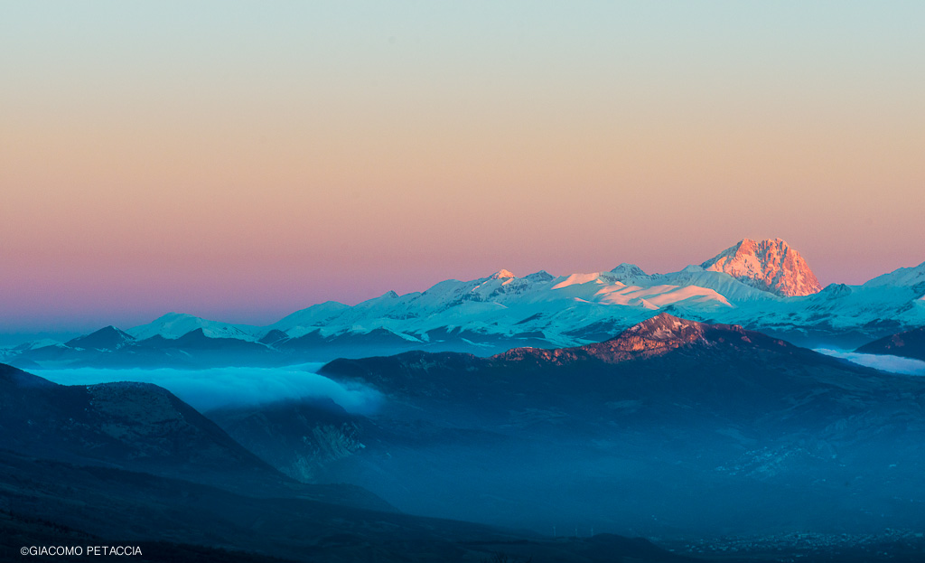 gran sasso colpito all'alba