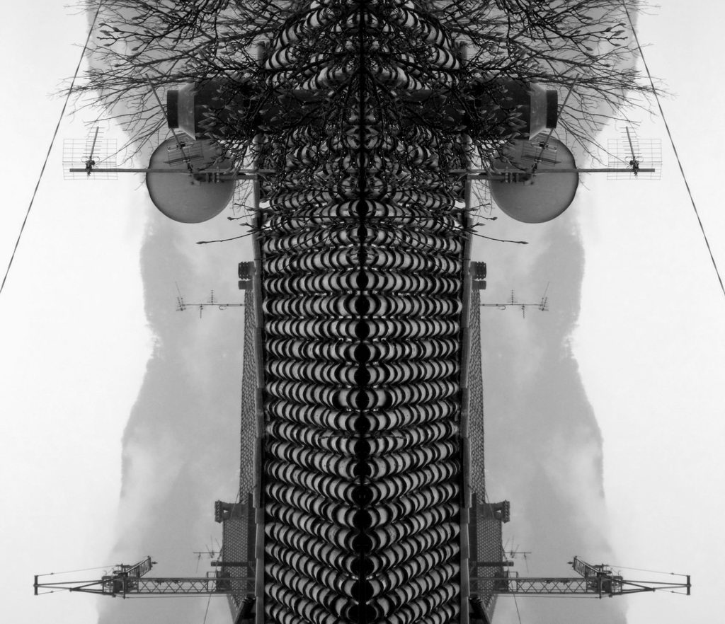 un busto dietro al mostro dei tetti