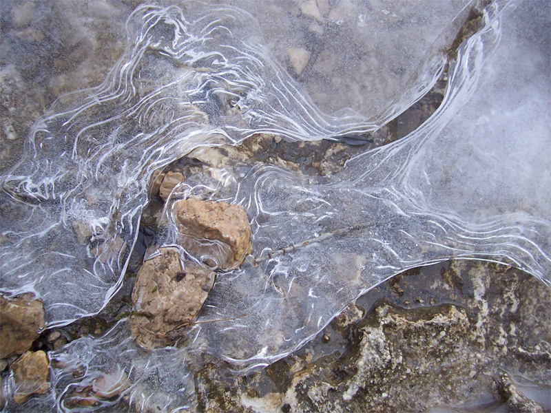 Acqua ghiaccio e pietre