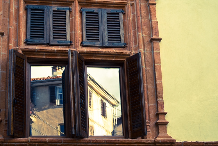 riflessi su finestre