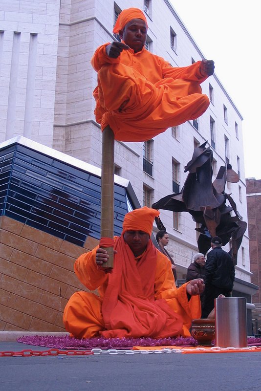 Levitando un venerd� pomeriggio di marzo all'entrata della metro di via Toledo a Napoli