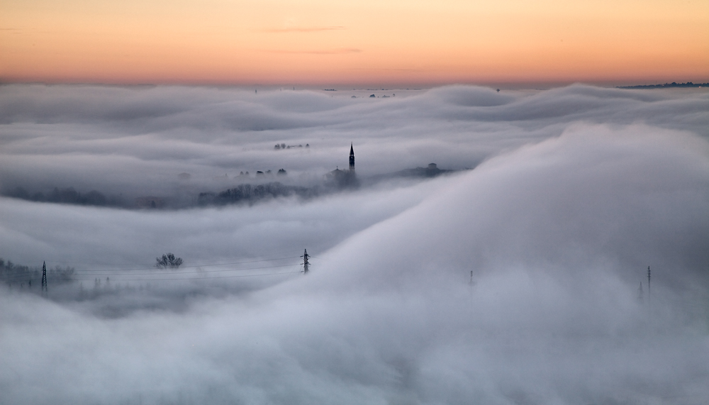 In un mare di nebbia