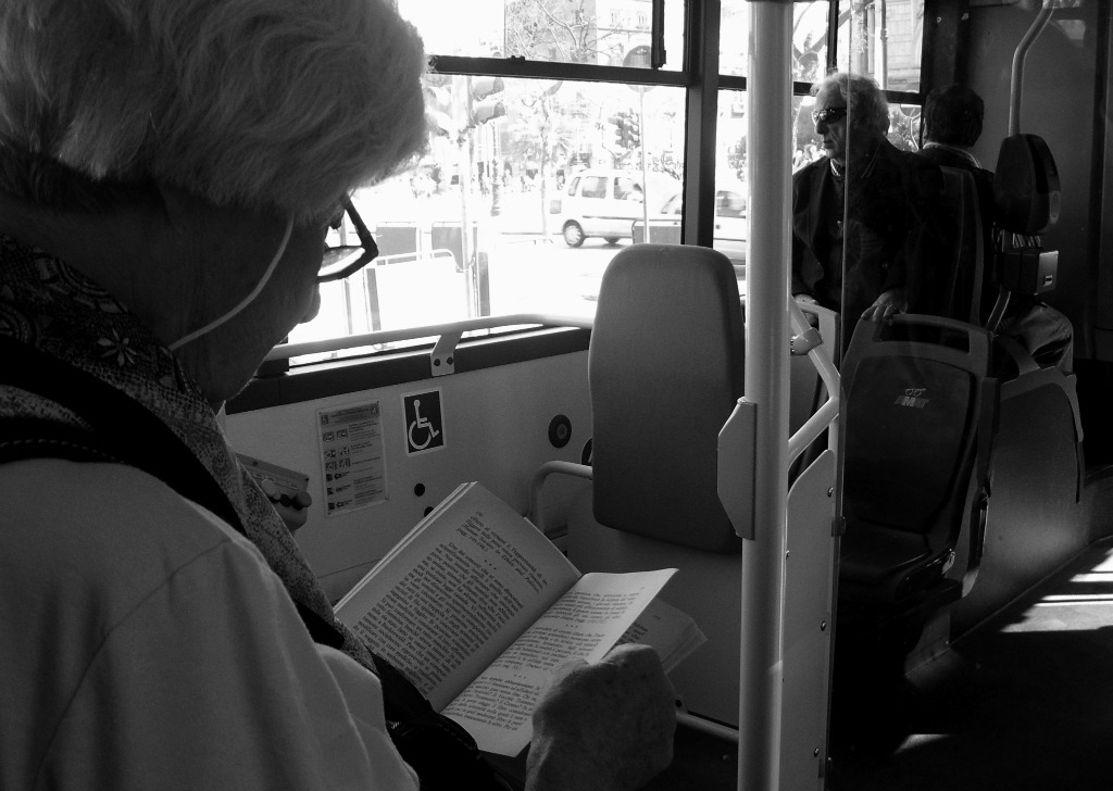 Una lettrice.. in bus
