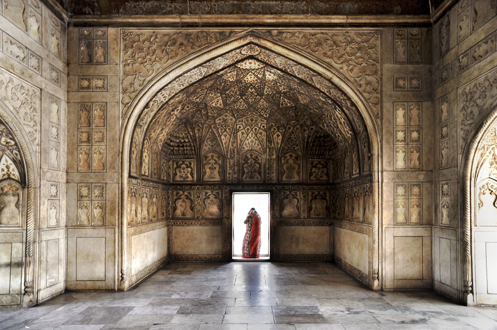donna al forte rosso di Agra - India