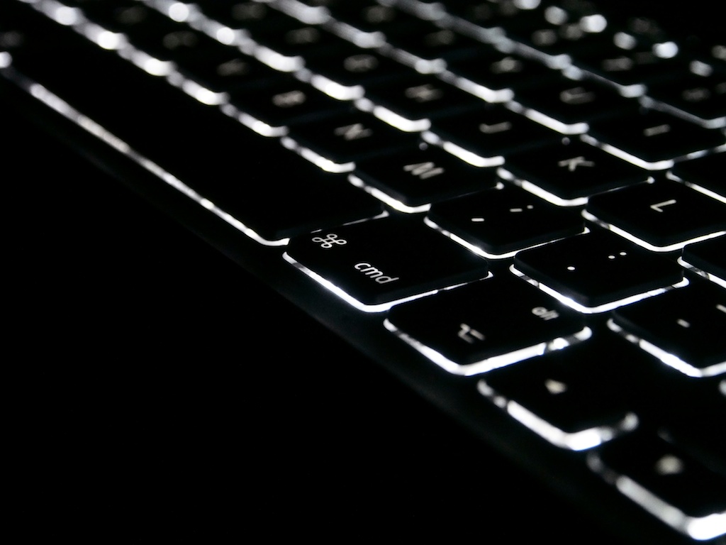 Cmd - Om-D E-M5, M. Zuiko 12-50 F/3.5-6.3, 43mm Macro, Iso 4000, f/6  1/20