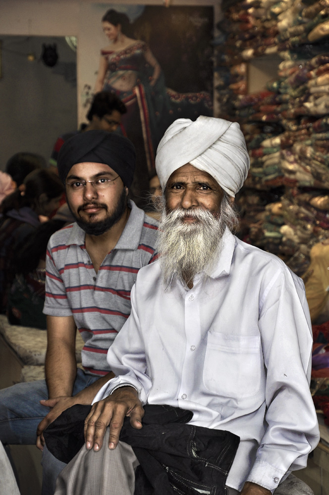 Venditori di stoffe Sikh al bazar di Jaipur - India