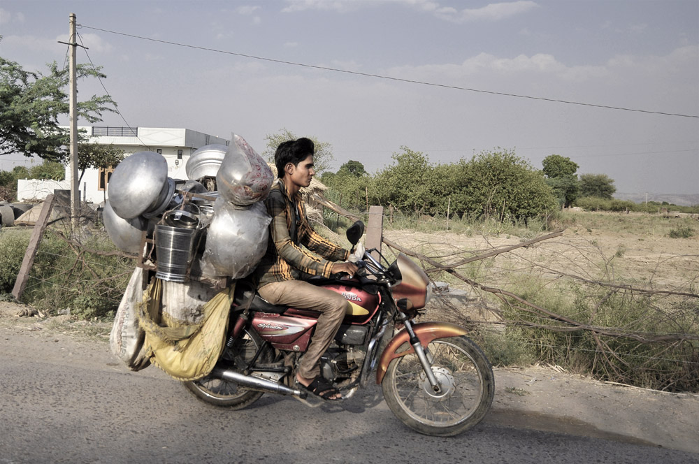 Pentolaio lungo la strada per Ranthambore - India