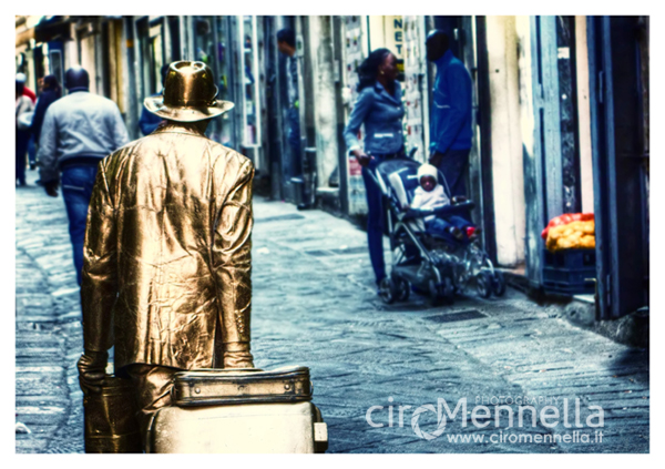il bambino che guardava l'uomo d'oro...