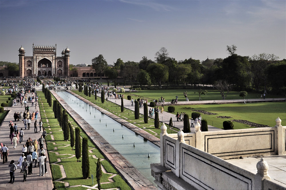 Giardino e porta del Taj Mahal - India