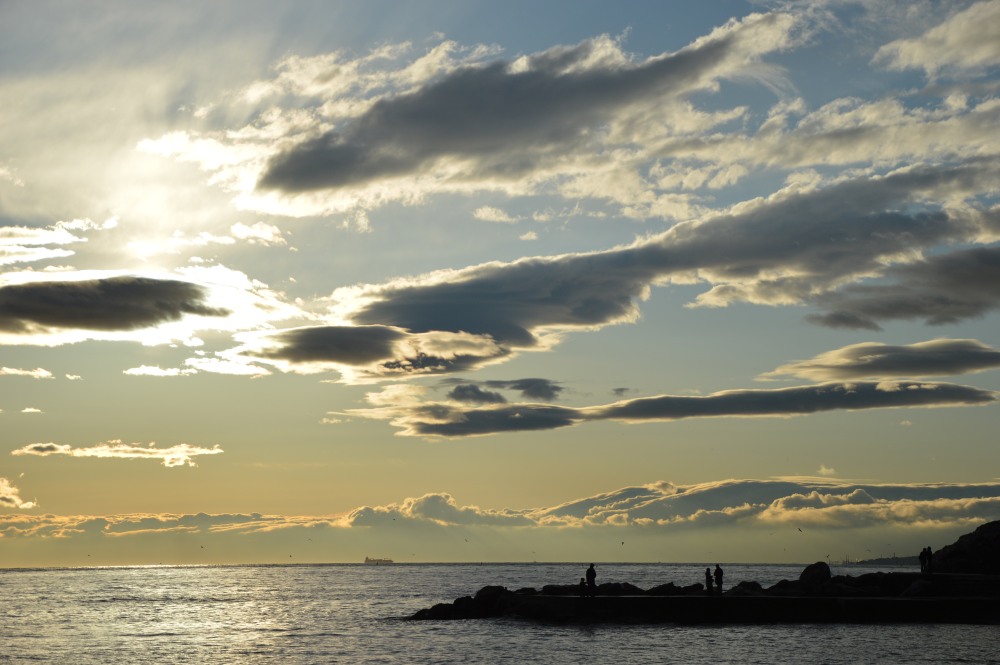 Le persone sono come le vetrate. Scintillano e brillano quando c'� il sole, ma quando cala l'oscurit� rivelano la loro bellezza solo se c'� una luce dentro. (E.Kubler-Ross)