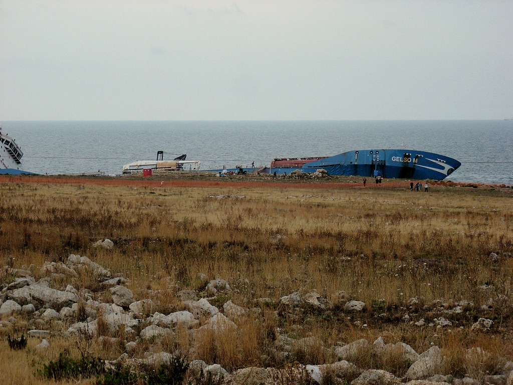 Nave contro gli scogli