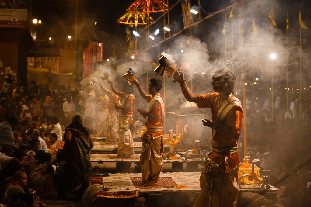 Cerimonia Indu sulle rive del Gange