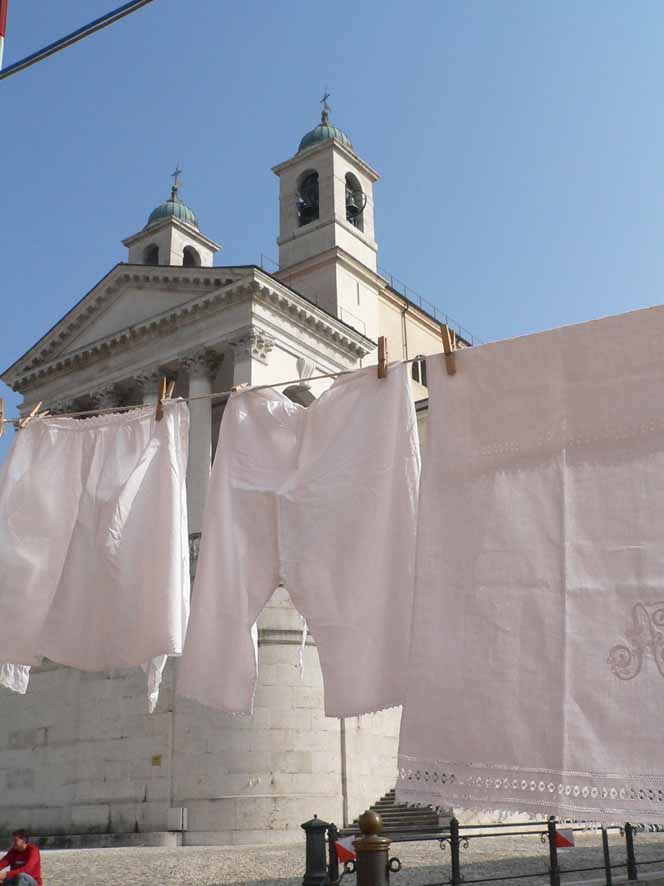 Mutande in piazza...