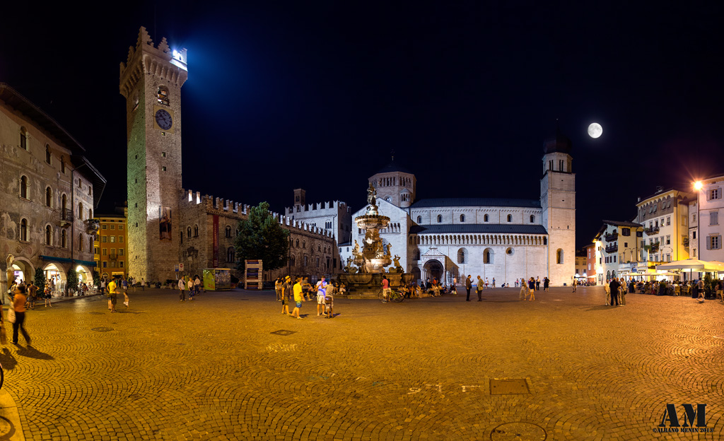 Piazza Duomo Trento di notte