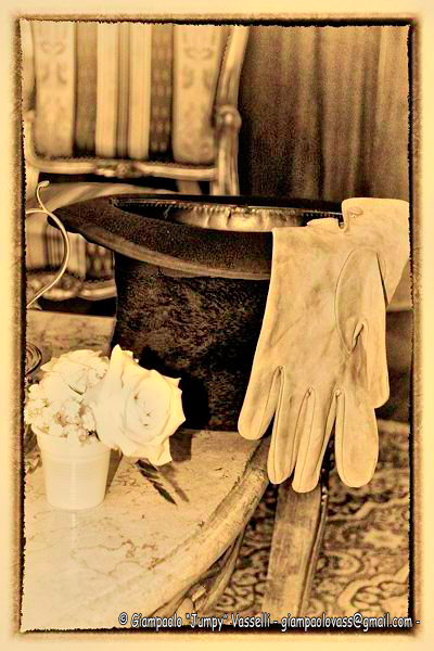 ha un cilindro per cappello.......