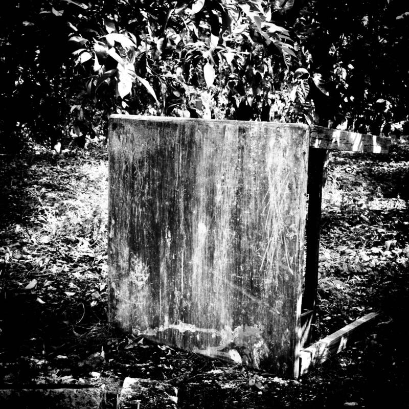 Un tavolo nasconde un quadro astratto