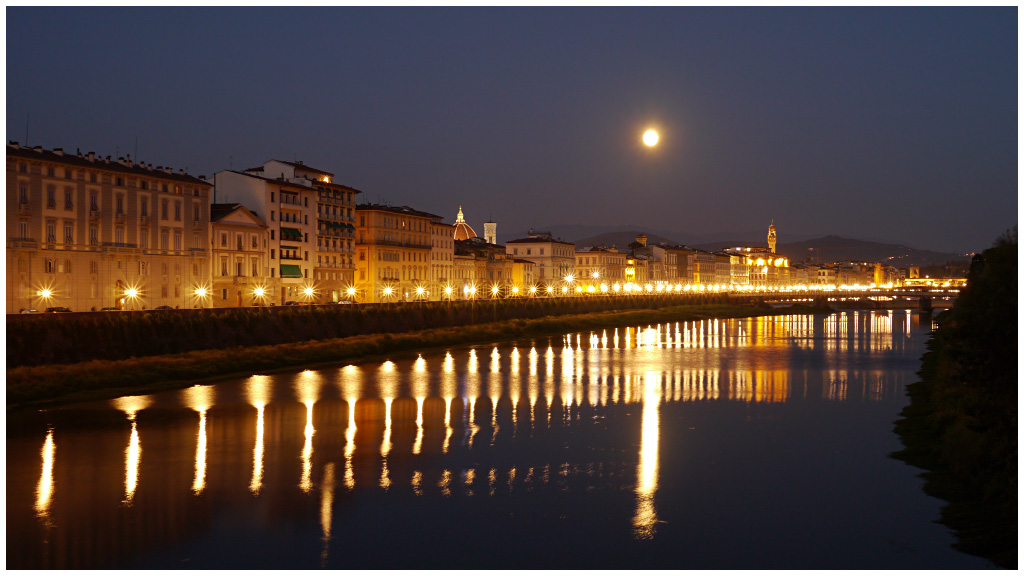 Luna sul Lungarno
