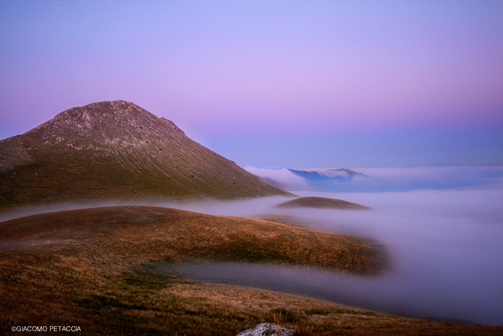 Tramonto sulle montagne tondeggianti del Gran Sasso