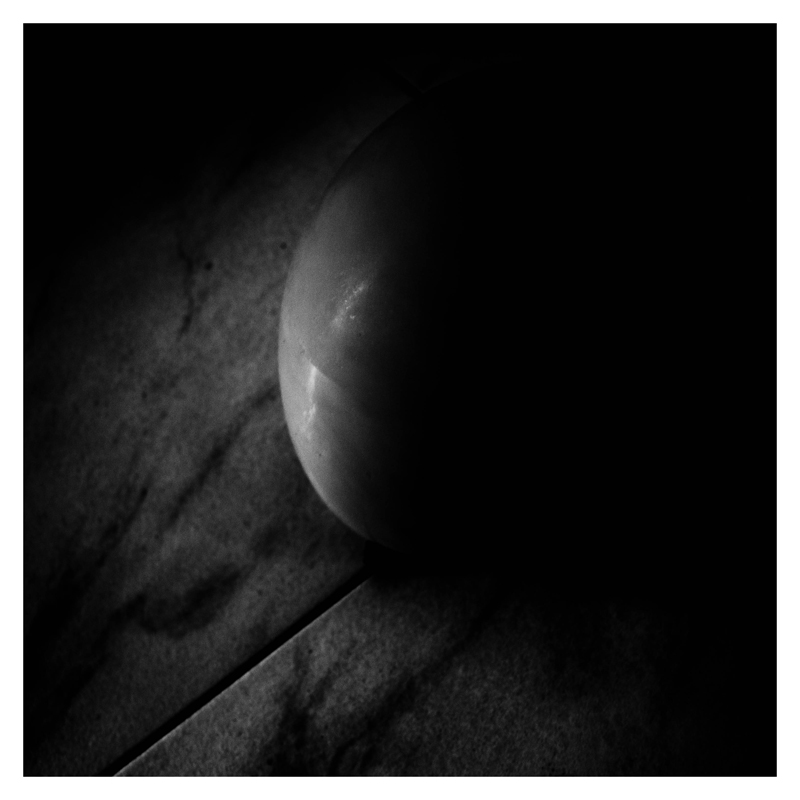 Dalla portafinestra entra una luce...