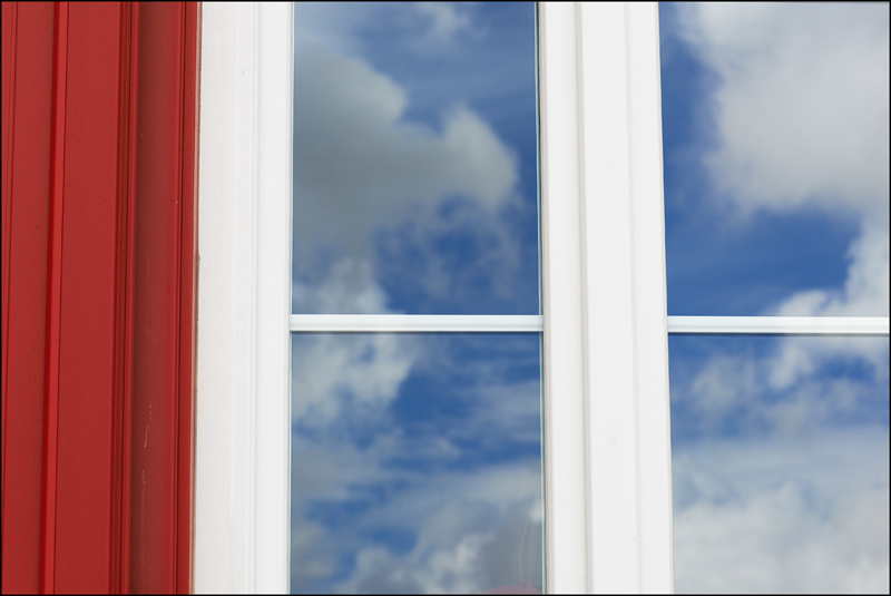 Bianco, rosso, nuvole.