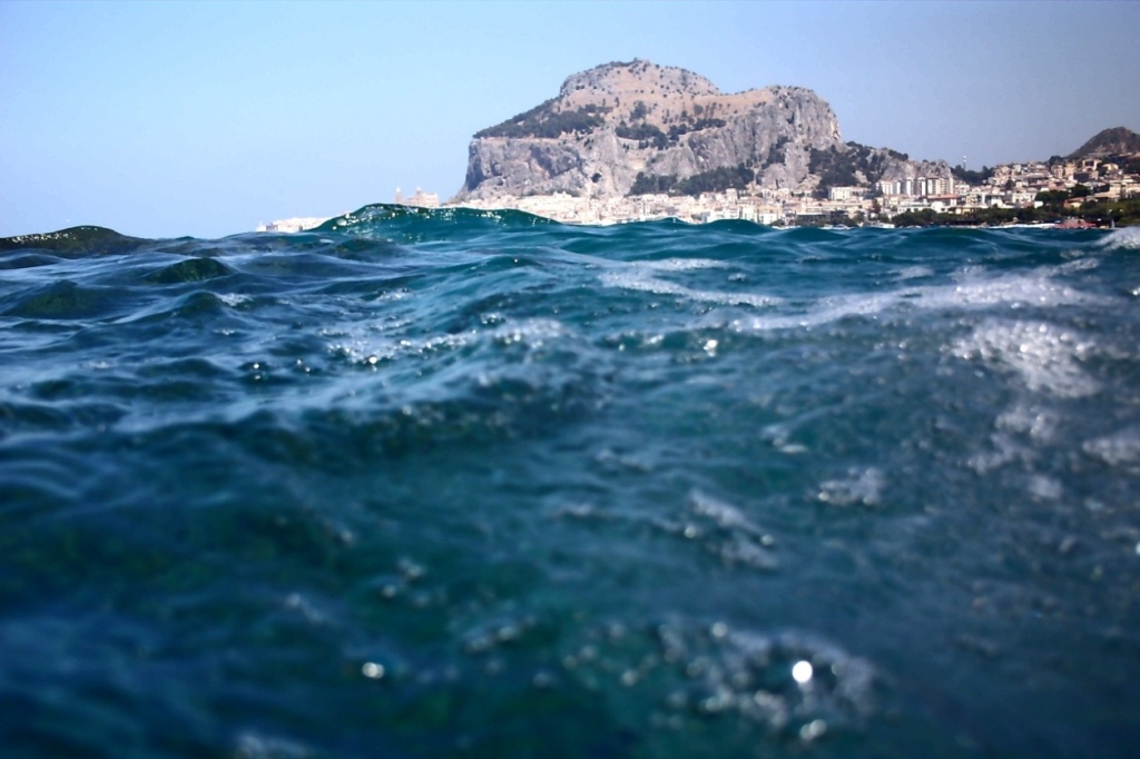 sprofonda tra le onde