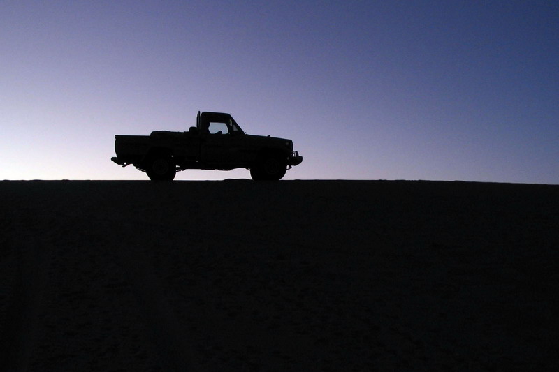 Jeep all'alba nel deserto