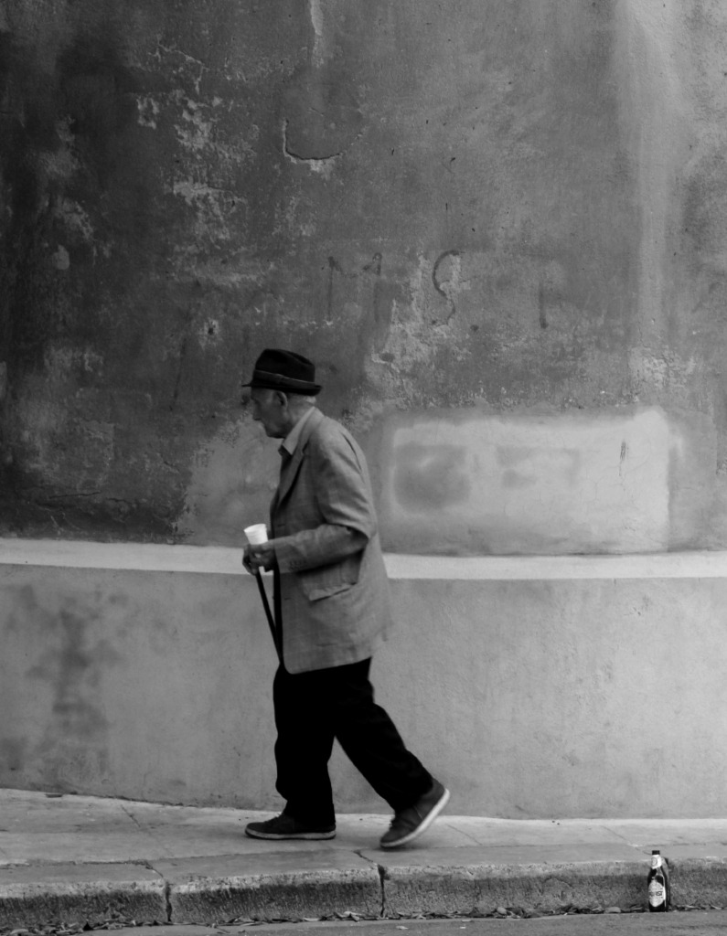 Dall'alcol al bicchiere per l'elemosina. . .