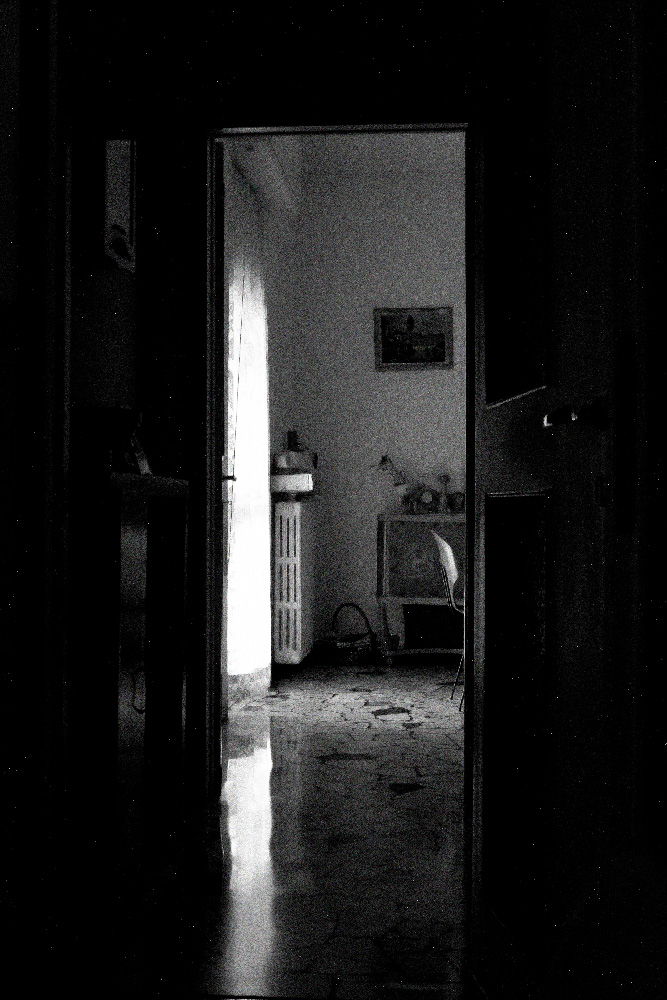 C�� un nonno in disparte che gioca alle carte, le gioca da solo: nessuno lo vuole.