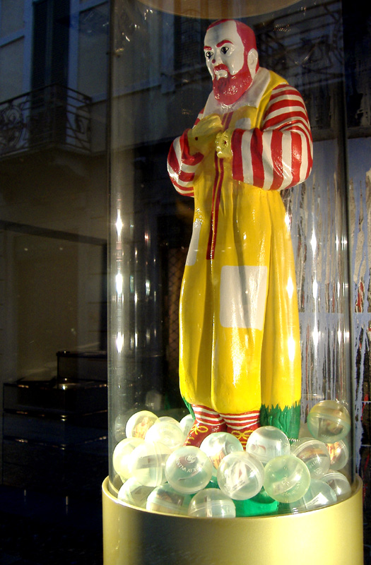 Ma Padre Pio � un pagliaccio? Guardate questa foto shock...