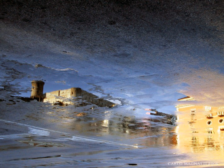 Gaeta - Riflesso in piazza