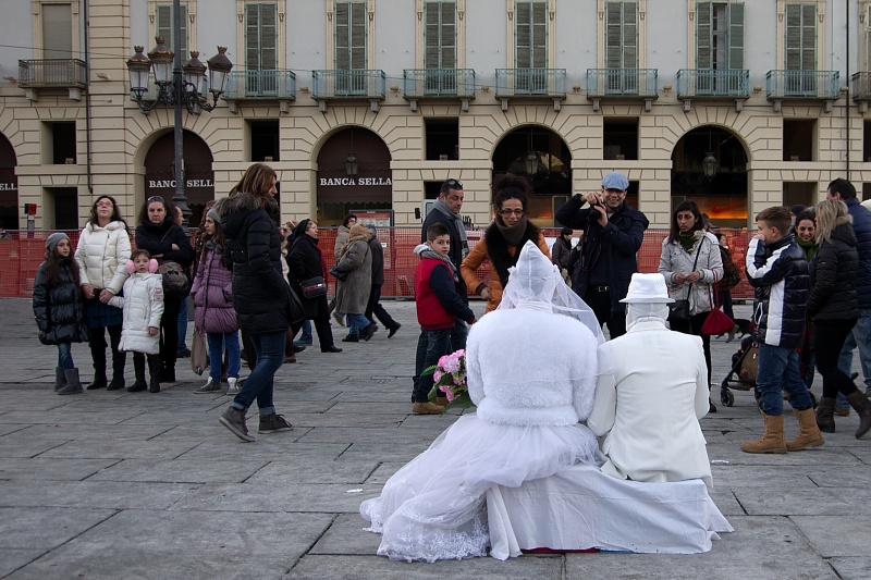 La sposa in bianco e lo sposo col cappello