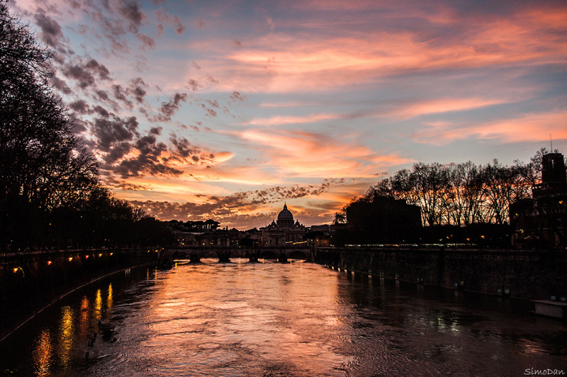 "Nun so se so' i tramonti che me piacciono, o a vede' 'sta citt� tinta de rosso."