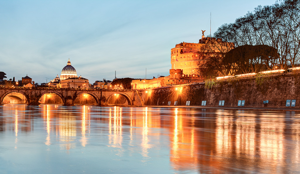 Roma si specchia nel Tevere