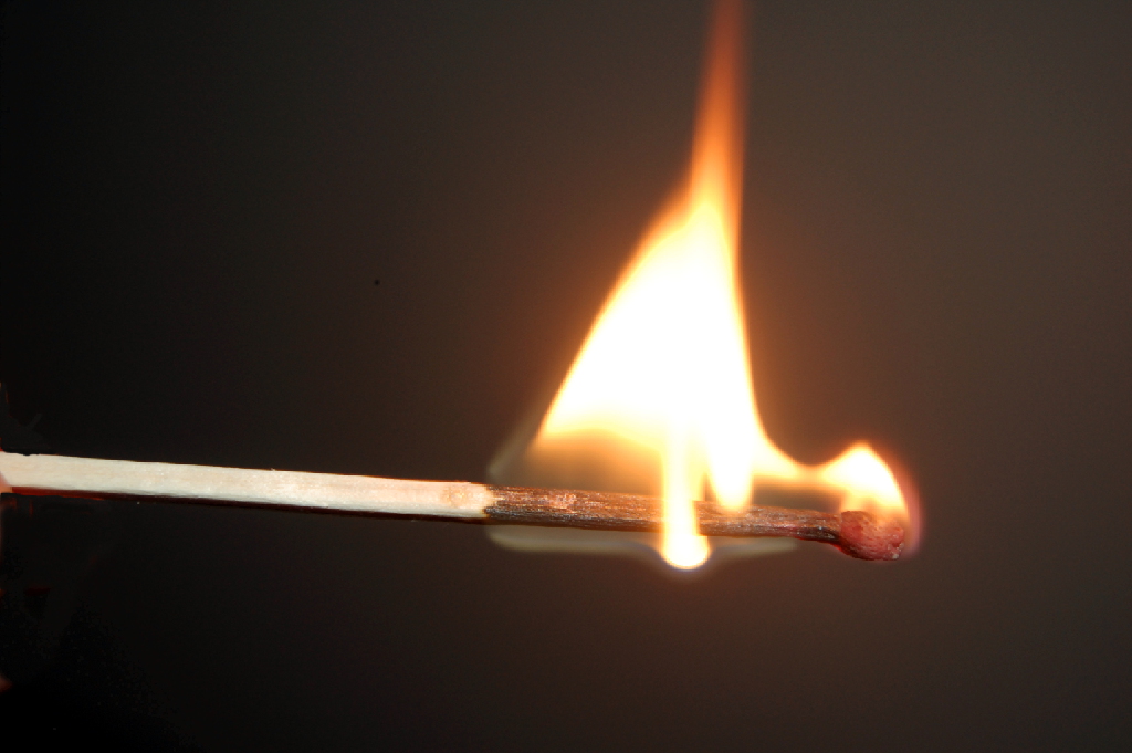 fiammifero in fiamme