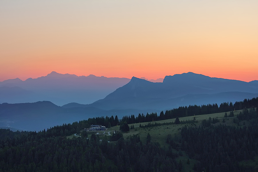 alba sull'Adamello, scendendo dal rifugio baita Tonda