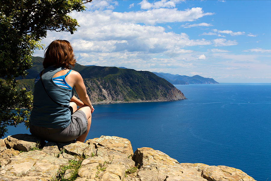 Contemplando a picco sul mare