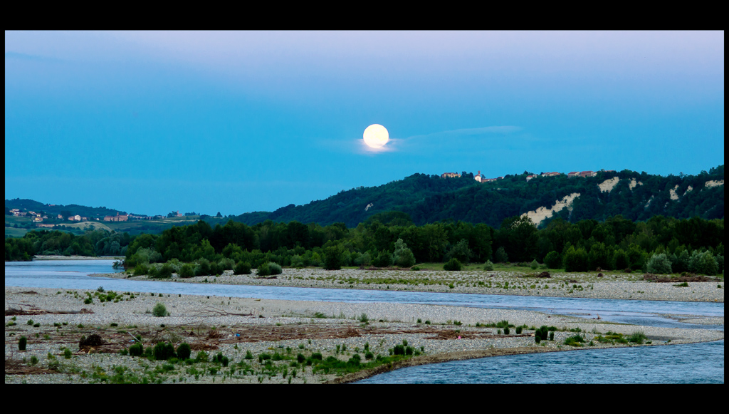 E' sera, sulle rive del Po