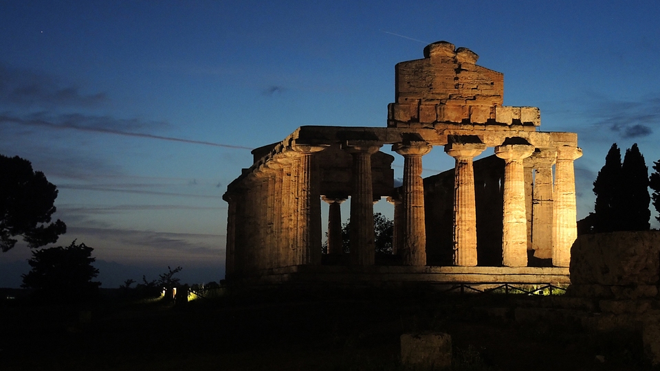 Paestum in notturna