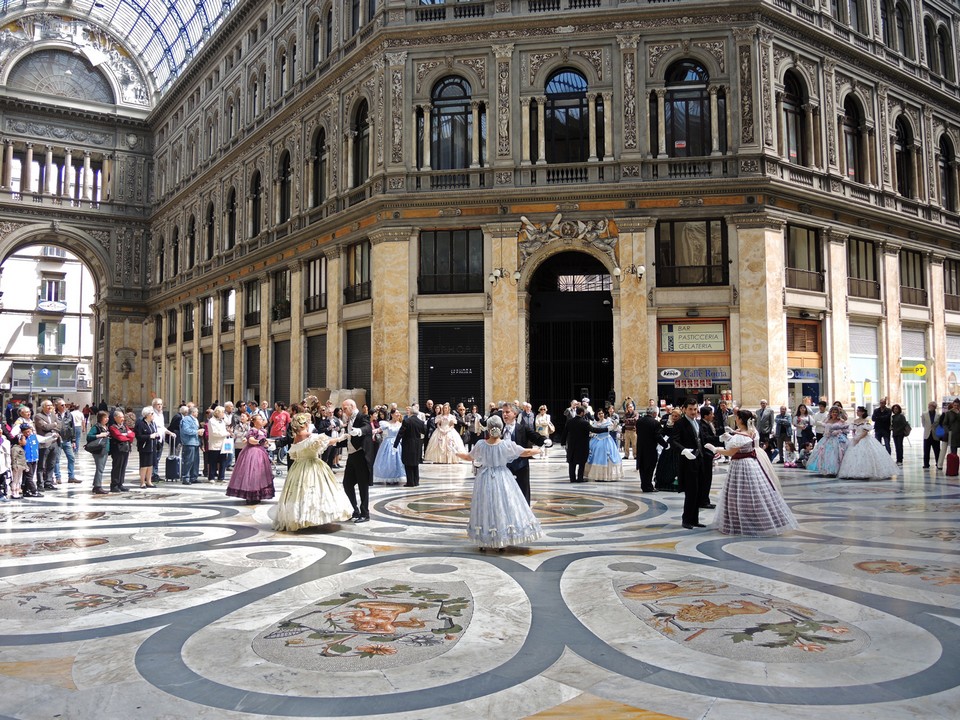 Napoli : Danze in Galleria