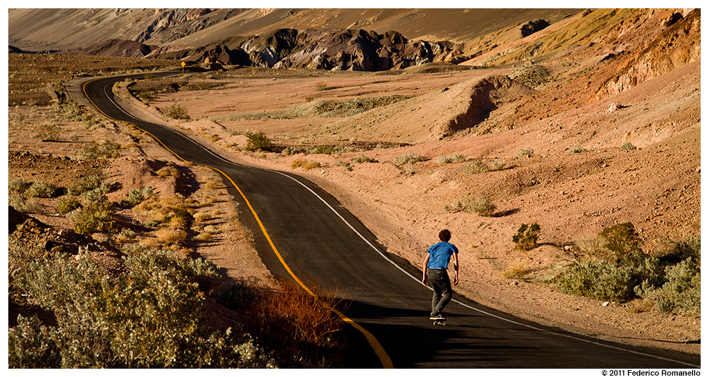 Skateboard - downhill nella Death Valley