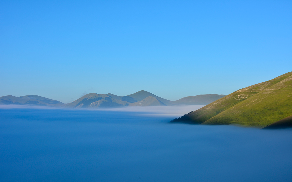 Alba nebbiosa sui Monti Sibillini