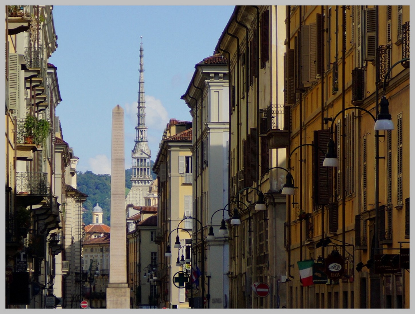 Viste di Torino. L'obelisco e la Mole.