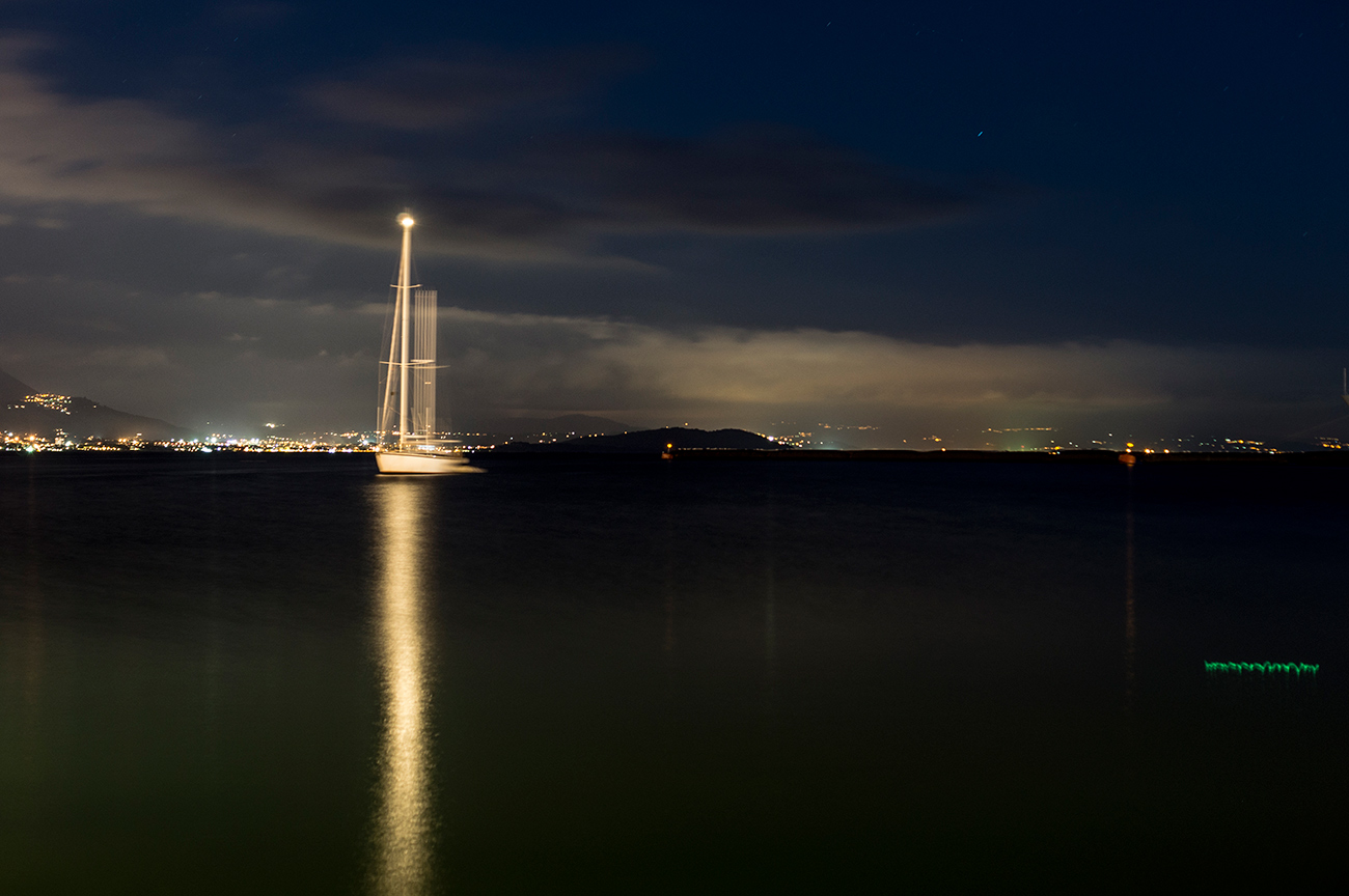 Barca sul mare di notte