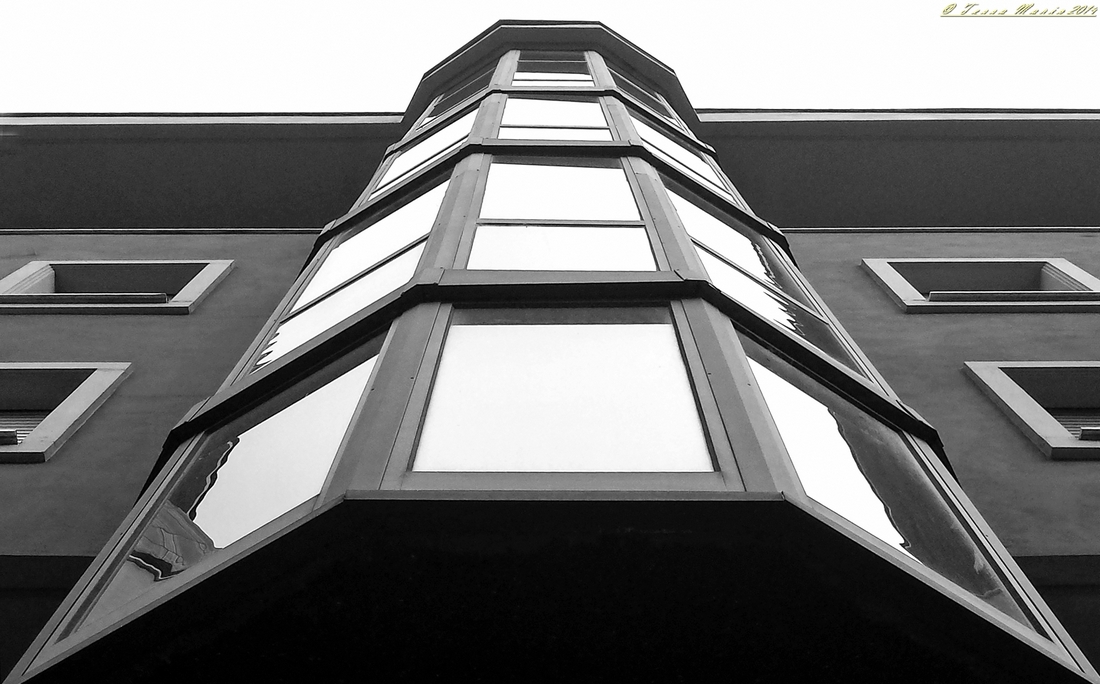 La vetrata sovrastante