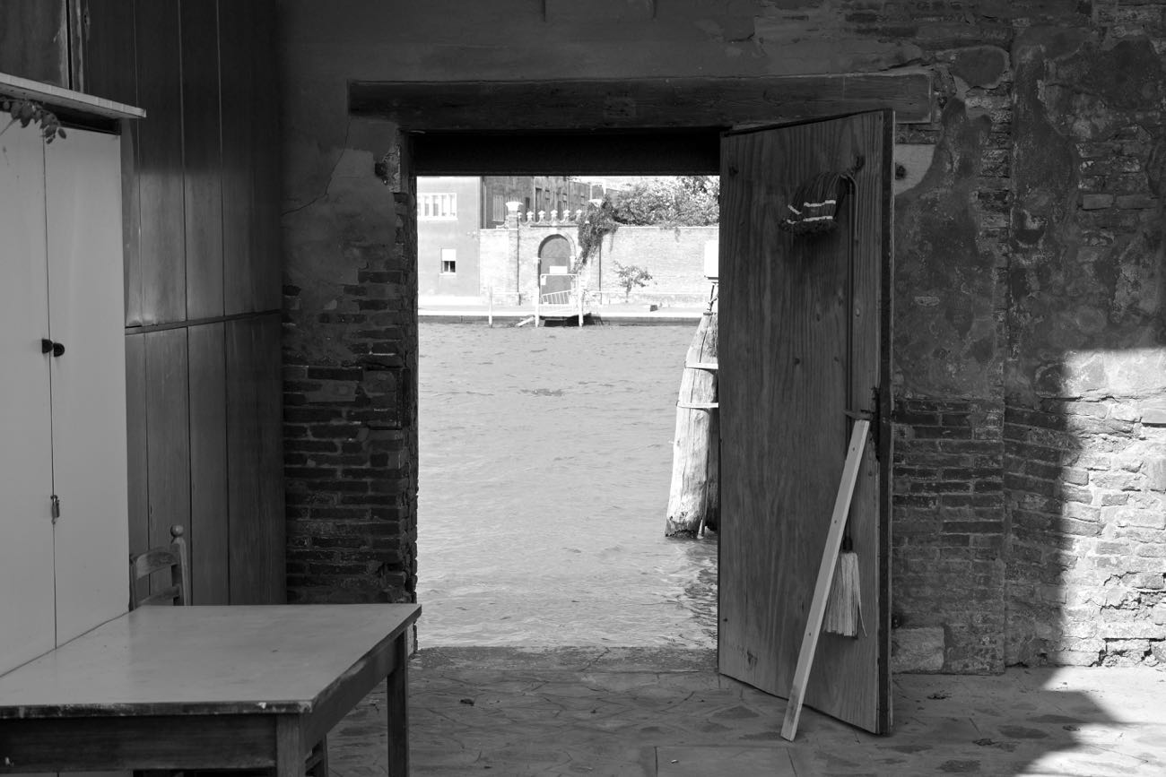 una porta aperta verso il mare